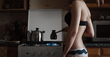 Красивая девушка на кухне