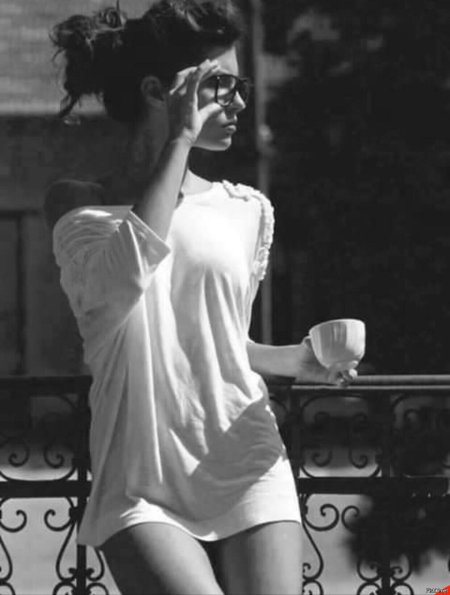 Девушка пьет кофе