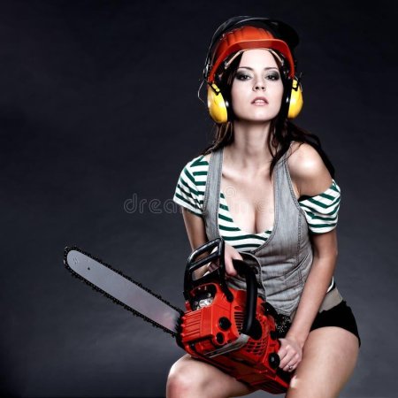 Девушки с бензопилами