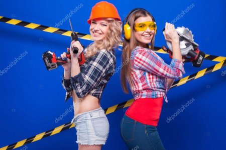 Девушки строители