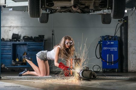 Девушка в автосервисе