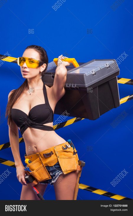 Женщина с инструментом