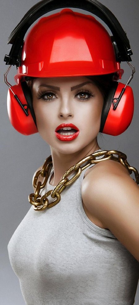 Девушка в каске