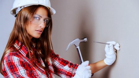 Девушка в каске строителя