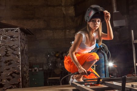 Девушка сварщица