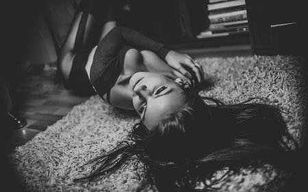 Девушки черно белые