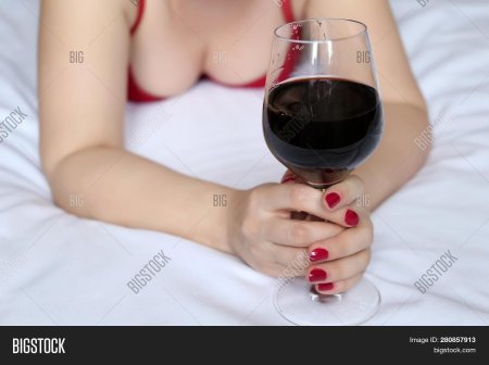 Девушки с бокалами