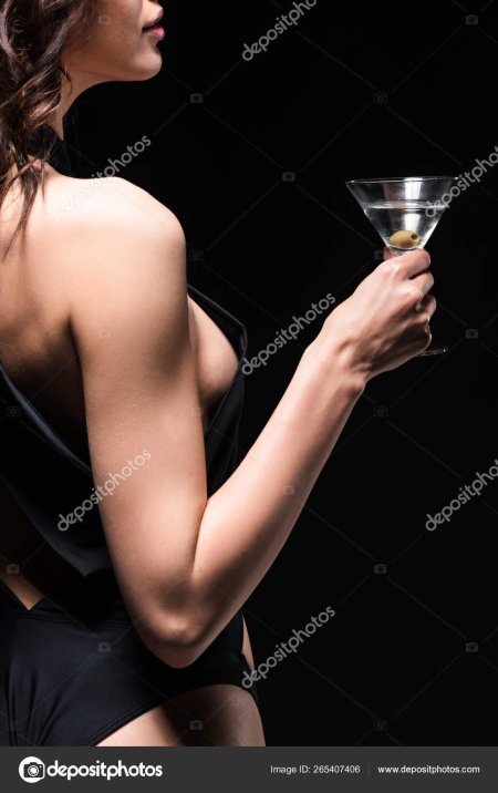 Девушка с мартини