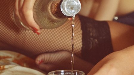 Девушки выпивают