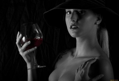 Женщина с бокалом