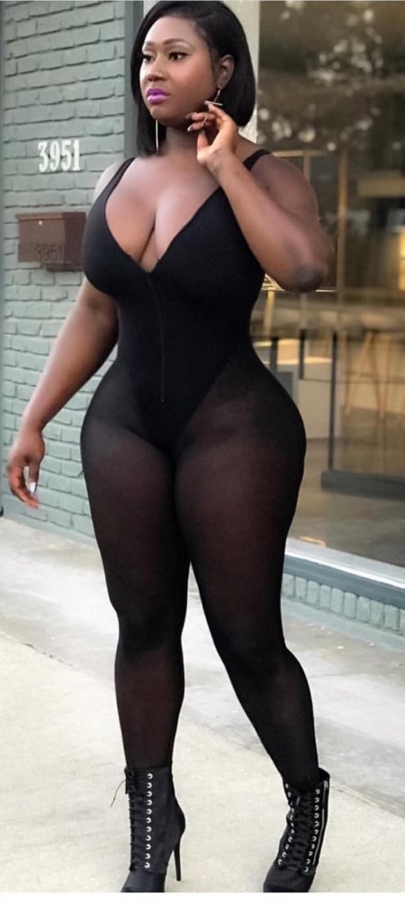 Огромные бедра