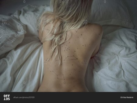 Девушка с родинками на теле