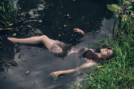 Голые девушки тонут в болоте