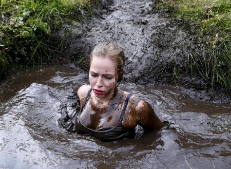 Девушка в болоте quicksand sinking