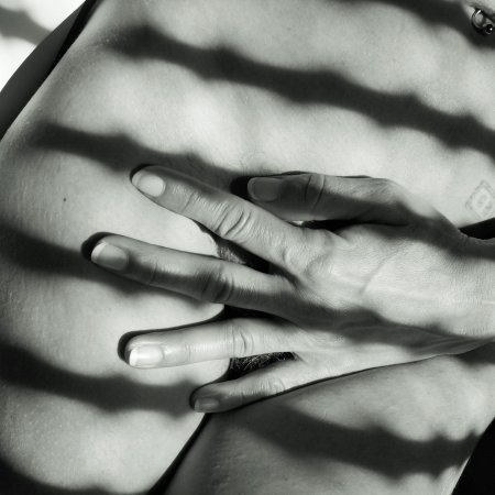 Мужские руки на женском теле