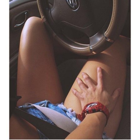 Мужская рука на коленке в машине