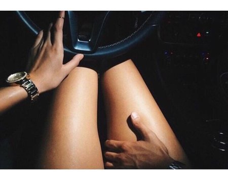 Мужская рука на женской ноге