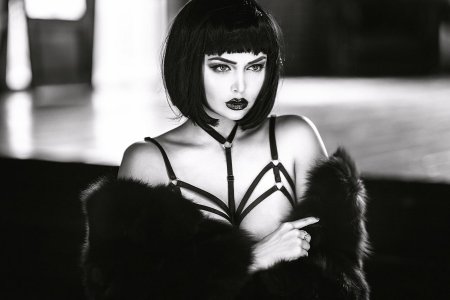 Брюнетка с каре