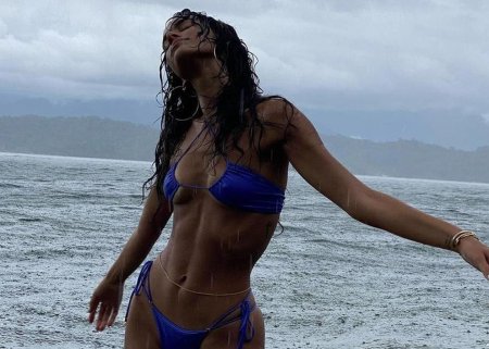 Пляжная девушка