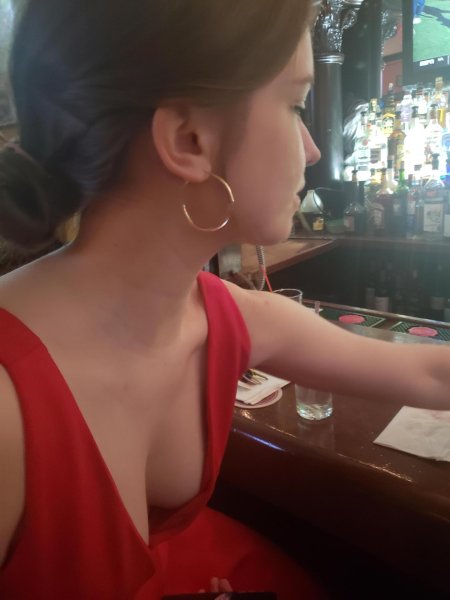 Декольте без бюстгальтера