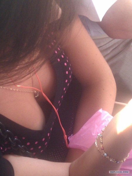 Школьница засветила сиськи