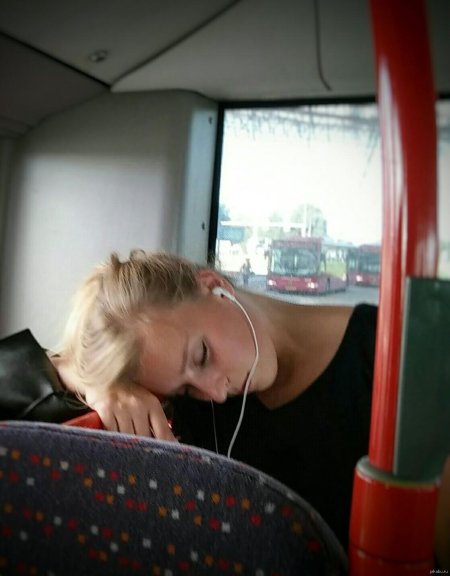 Девушки в транспорте