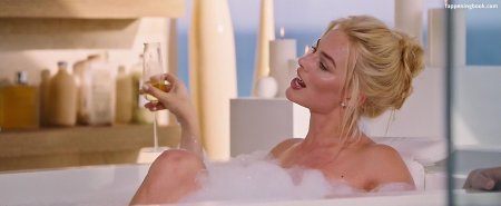 Марго робби в ванне