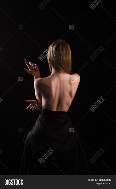 Девушка с голой спиной