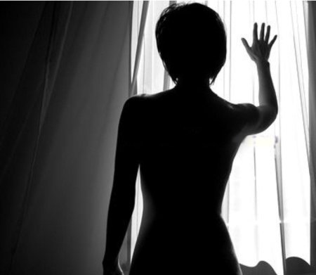 Силуэт девушки у окна