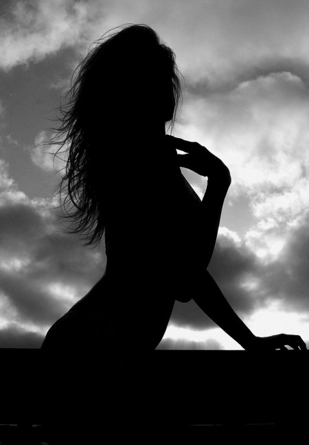 Девушка в тени