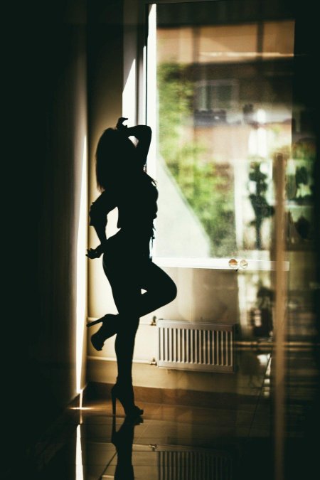 Брюнетка танцует