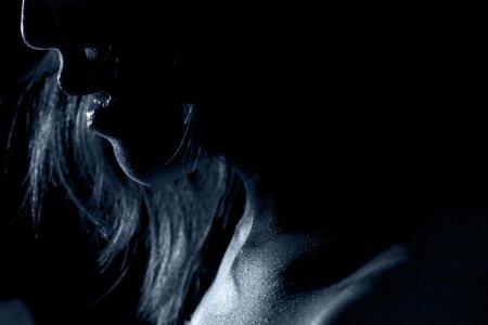 Красивая девушка в темноте