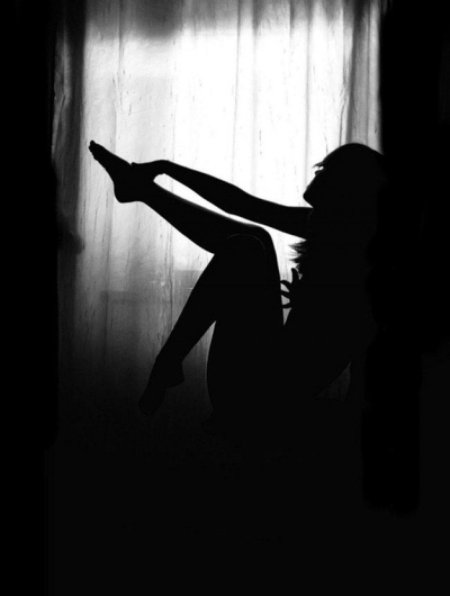 Силуэт девушки в темноте