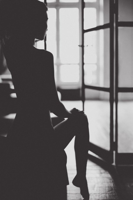 Девушка у окна