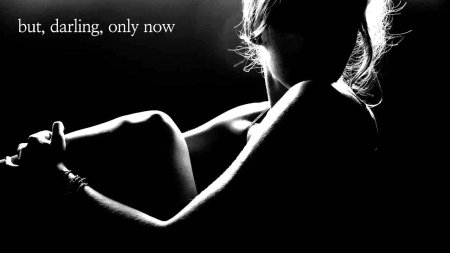 Черно белая девушка