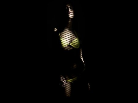 Тело девушки на темном фоне