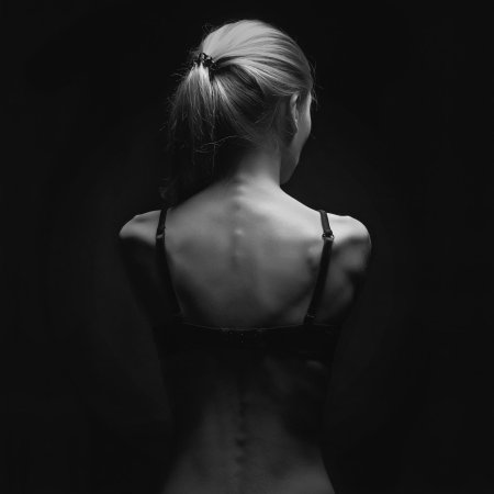 Оголенная спина женщины