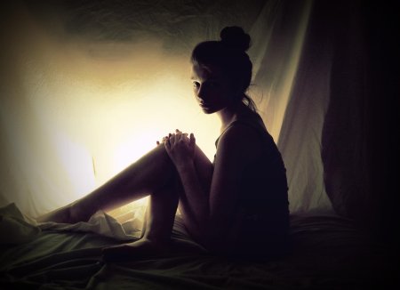 Девушка в темноте