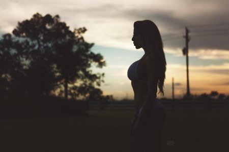 Красивая тень девушки