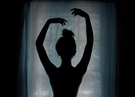 Девушка танцующая в темноте