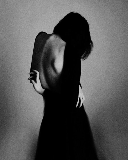 Девушка в черном платье со спины