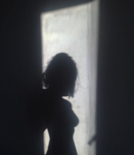 Тень девушки