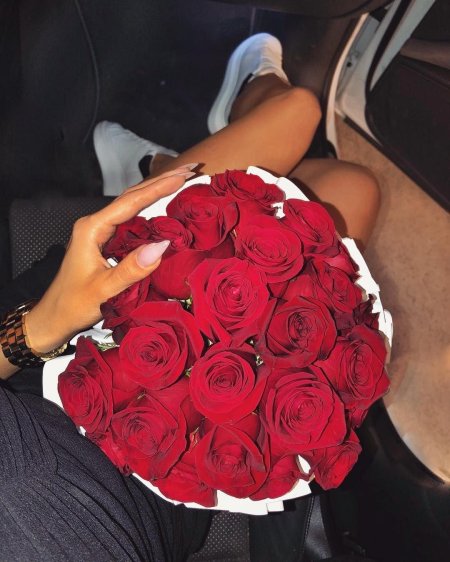 Девушки с букетами