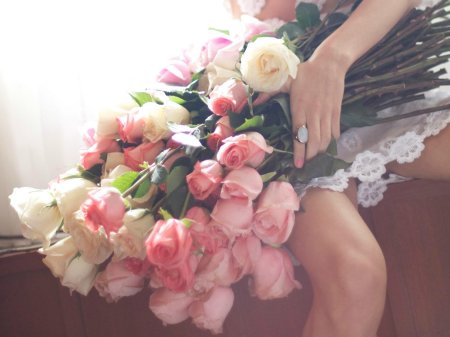 Цветы в руках у девушки