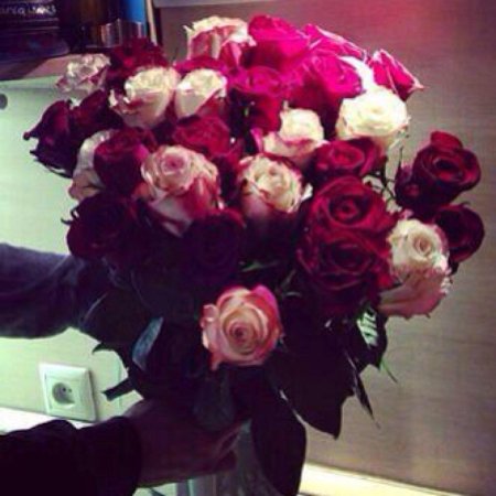 Цветы в руках без лица