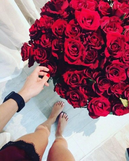 Девушка с букетом роз без лица