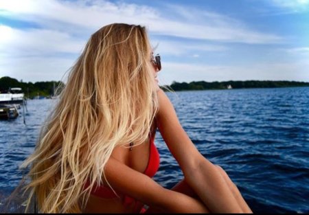 Алиса шмидт в купальнике