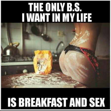 Девушка на кухне в муке