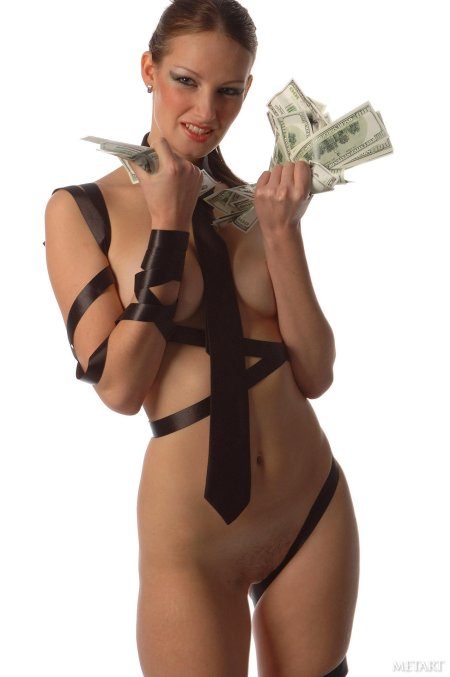 Голая девушка с деньгами