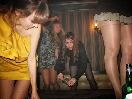 Девушки в колготках на корпоративе